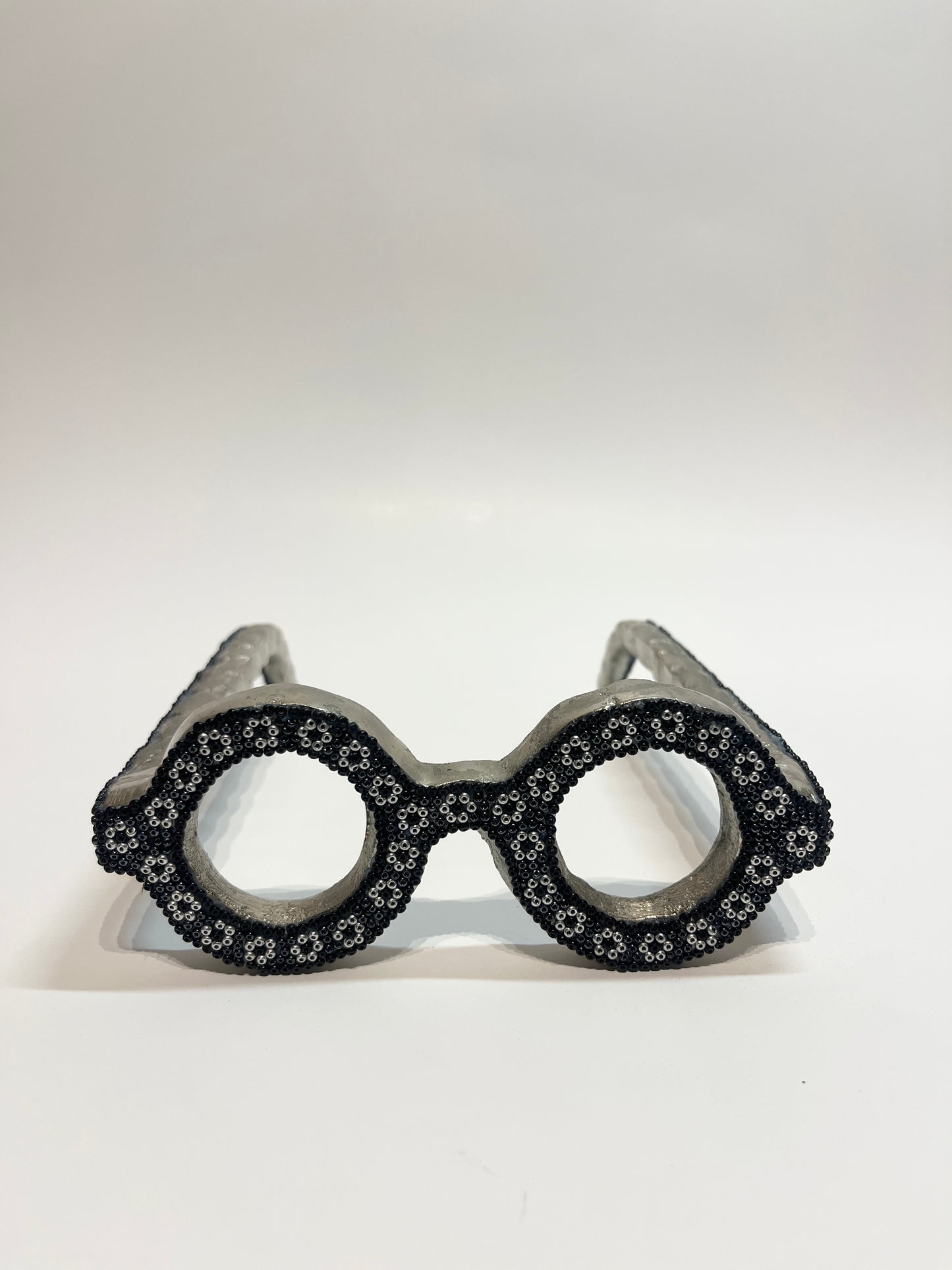 Black and white round glasses