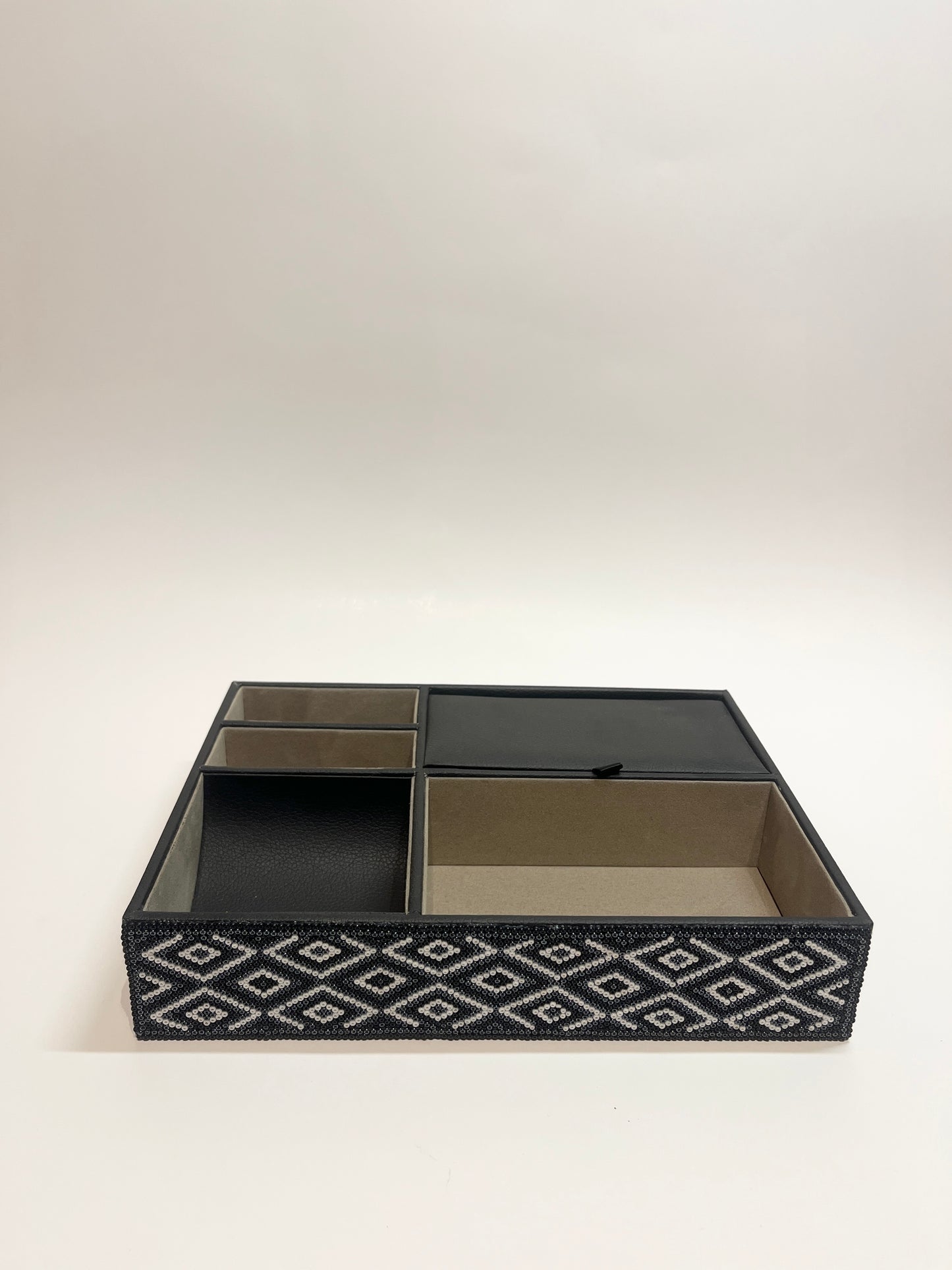 Black and white tea box